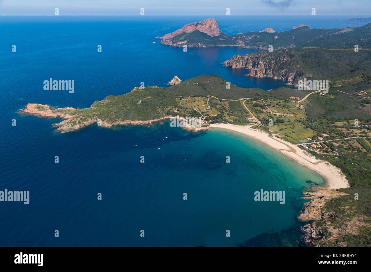 Francia. Corse du Sud, comune di piana, spiaggia di Arone, Capo Rosso o Capu Rossu, sito naturale classificato come Patrimonio dell'Umanità dall'UNESCO (vista aerea) Foto Stock