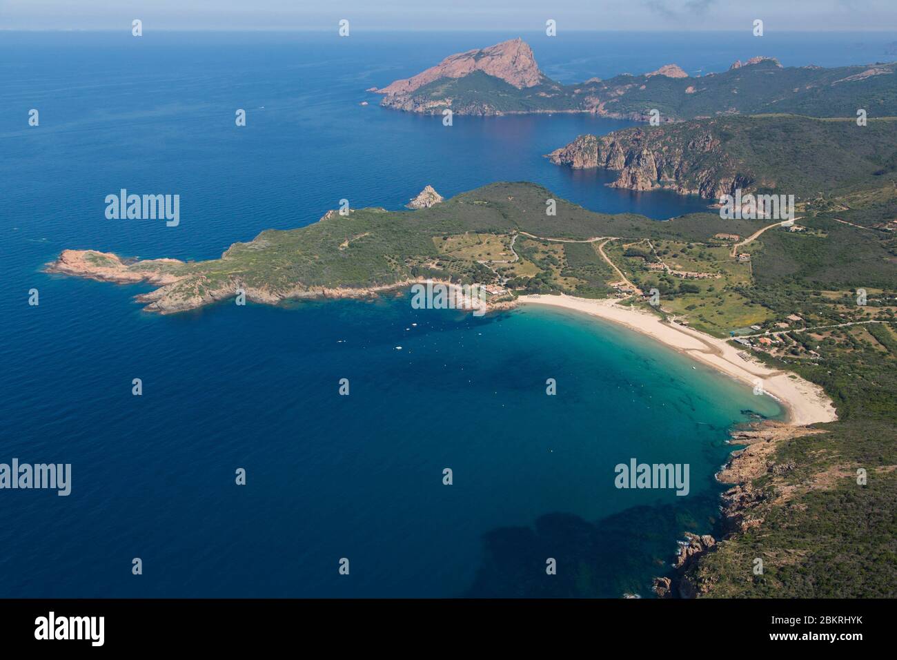 Francia. Corse du Sud, comune di piana, spiaggia di Arone, Capo Rosso o Capu Rossu, sito naturale classificato come Patrimonio dell'Umanità dall'UNESCO (vista aerea) Foto Stock