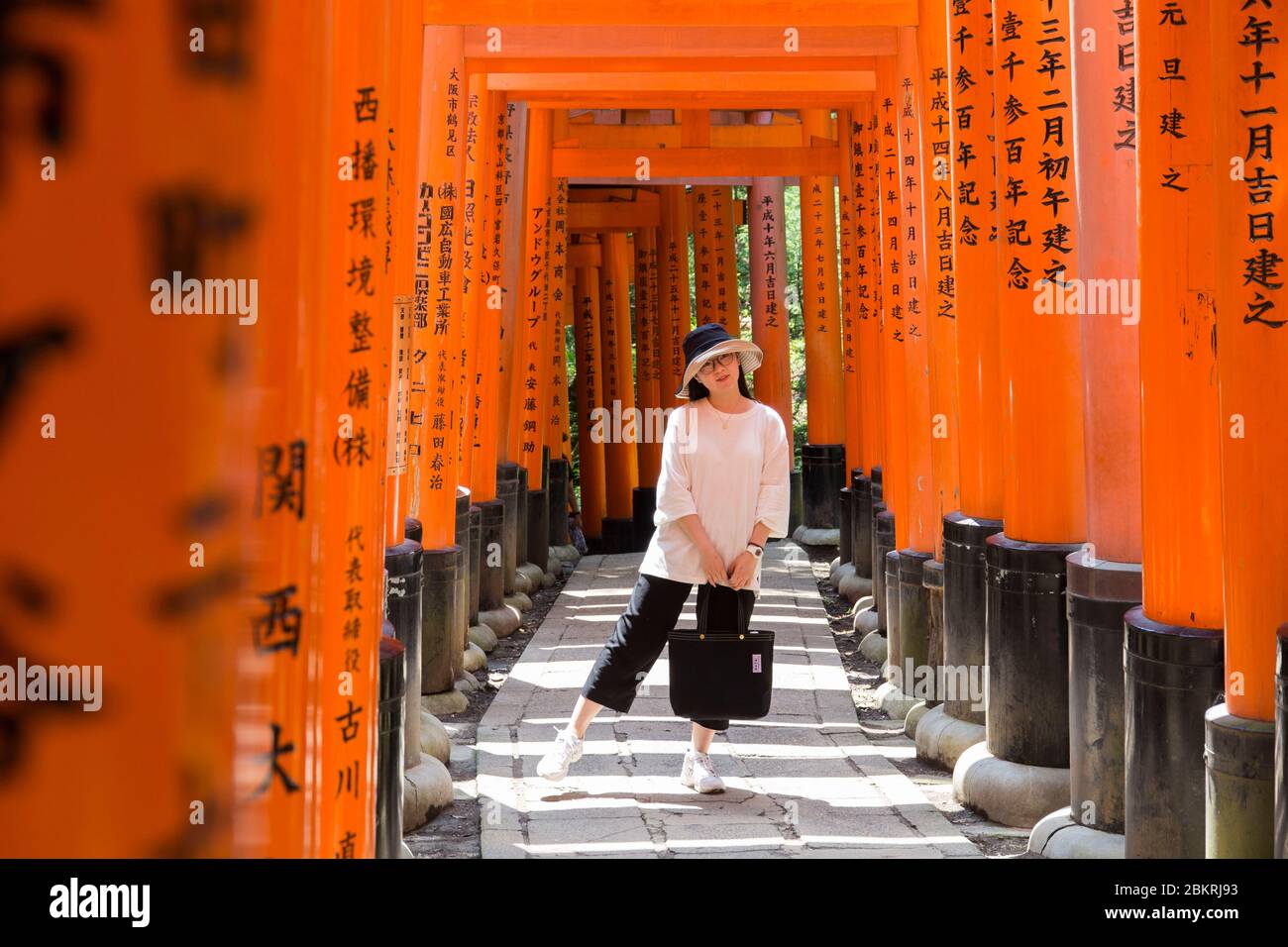 Giappone, Isola di Honshu, Regione di Kansai, Kyoto, distretto di Fushimi ku, santuario di le Fushimi Inari taisha, cancello o torii Foto Stock