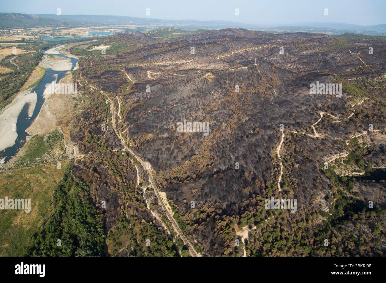 Francia, Vaucluse, Luberon, il fuoco della foresta del 24 luglio 2017 tra Mirabeau e il Bastidonne. Il fuoco devastato 1300 ettari, sorvolato da parapendio motorizzato (vista aerea) Foto Stock