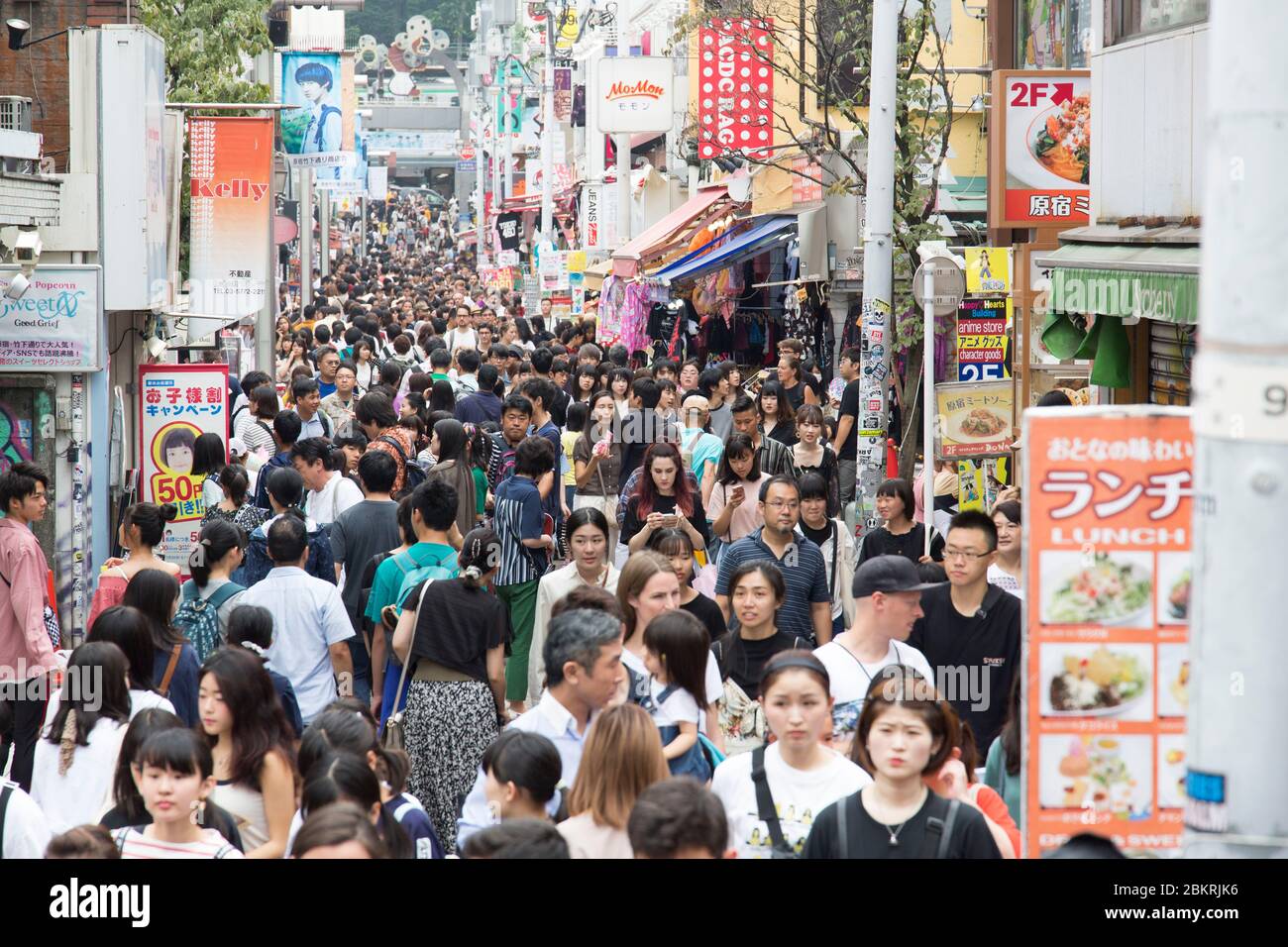 Giappone, Isola di Honshu, regione di Kanto, quartiere di Tokyo Harajuku, Takeshita Dori, viale pedonale e shopping, boutique di moda, sale da tè popolari tra i giovani giapponesi a cosplay Foto Stock