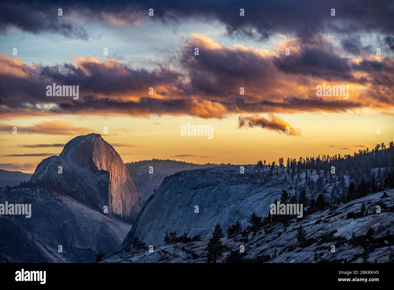 Stati Uniti, California, Yosemite National Park, patrimonio mondiale dell'UNESCO, ultima luce su Half Dome visto da Olmsted Point, Tioga Road Foto Stock