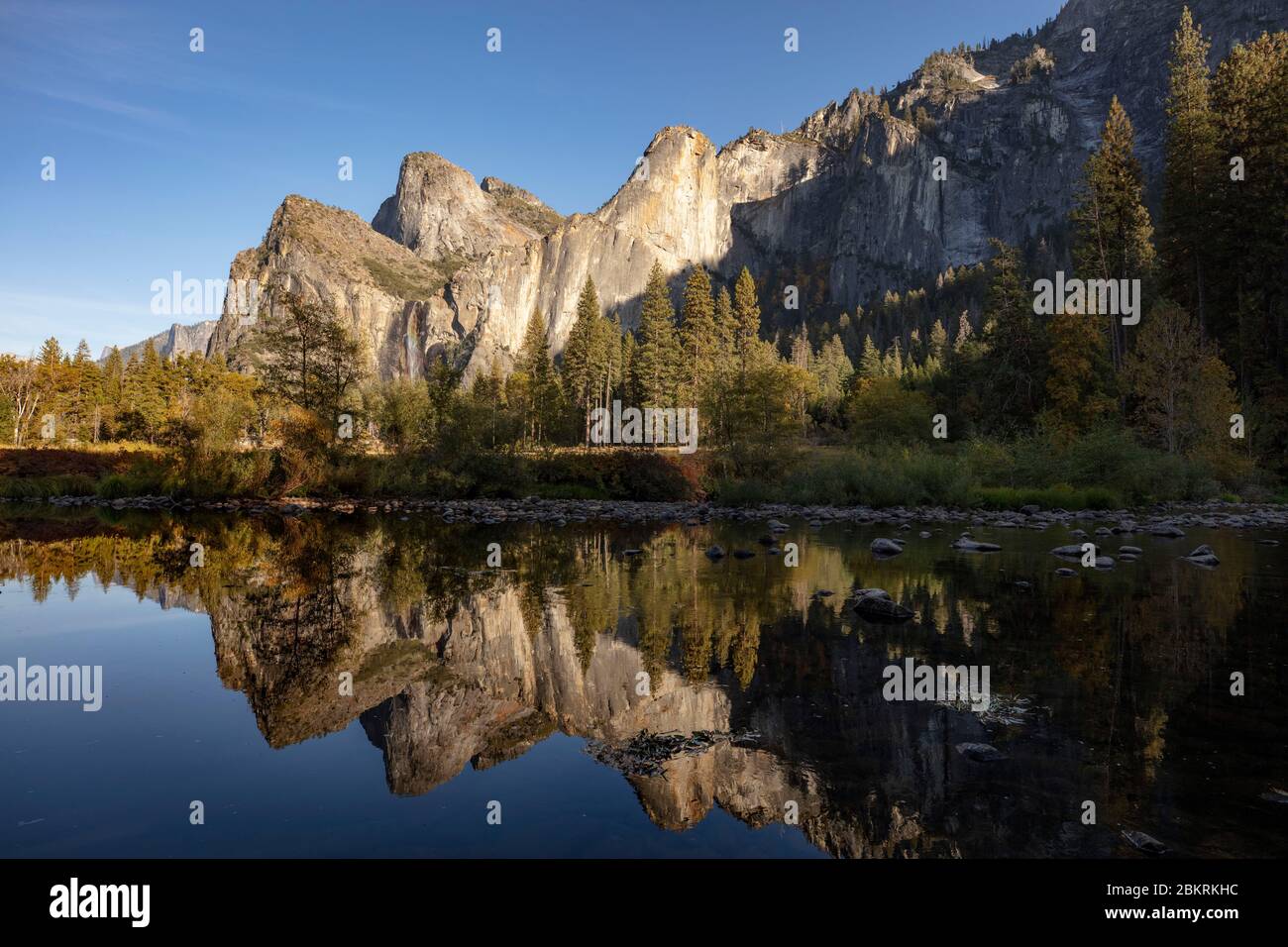 Stati Uniti, California, Yosemite National Park, patrimonio mondiale dell'UNESCO, riflessioni sul fiume Merced Foto Stock