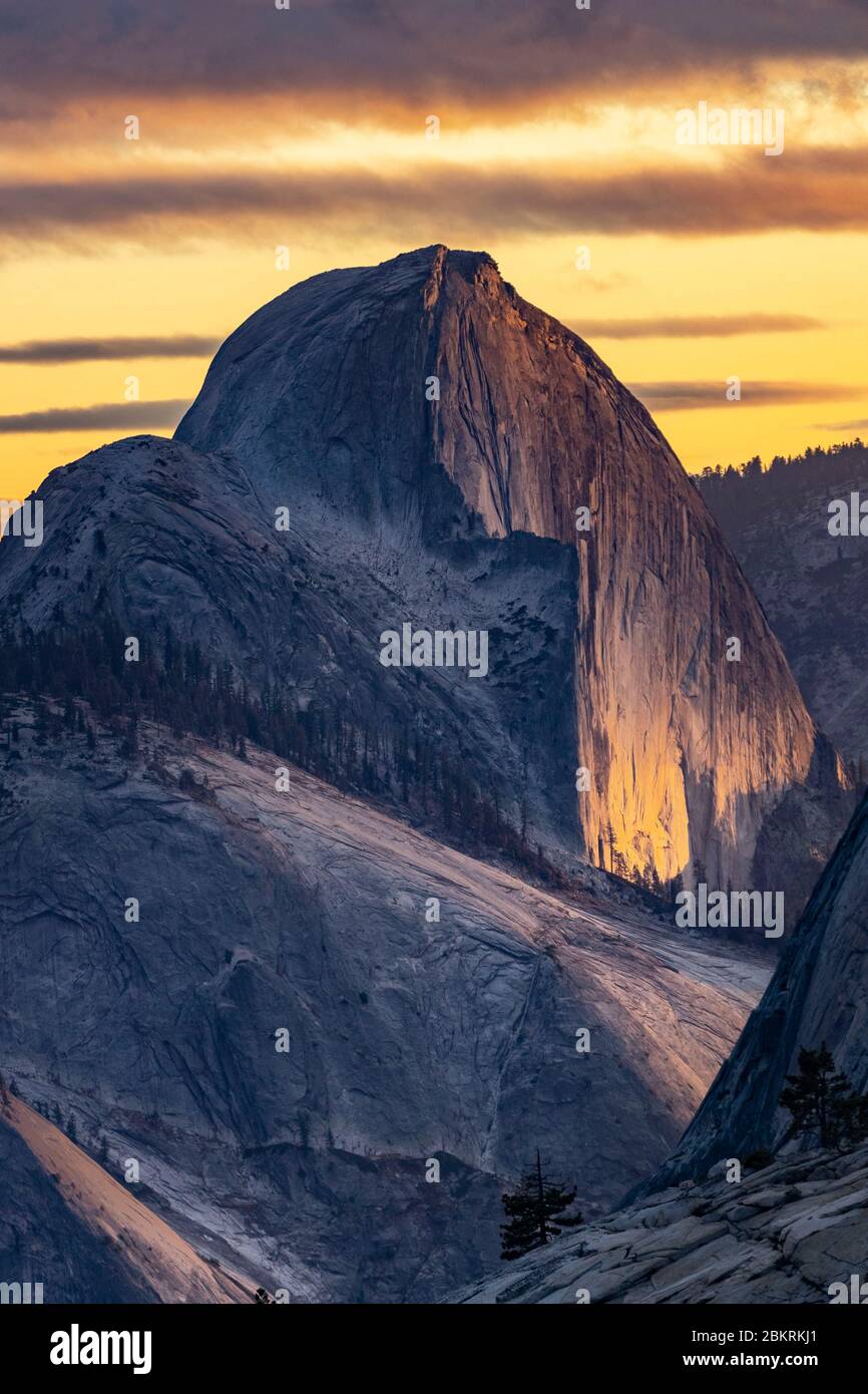 Stati Uniti, California, Yosemite National Park, patrimonio mondiale dell'UNESCO, ultima luce su Half Dome visto da Olmsted Point, Tioga Road Foto Stock