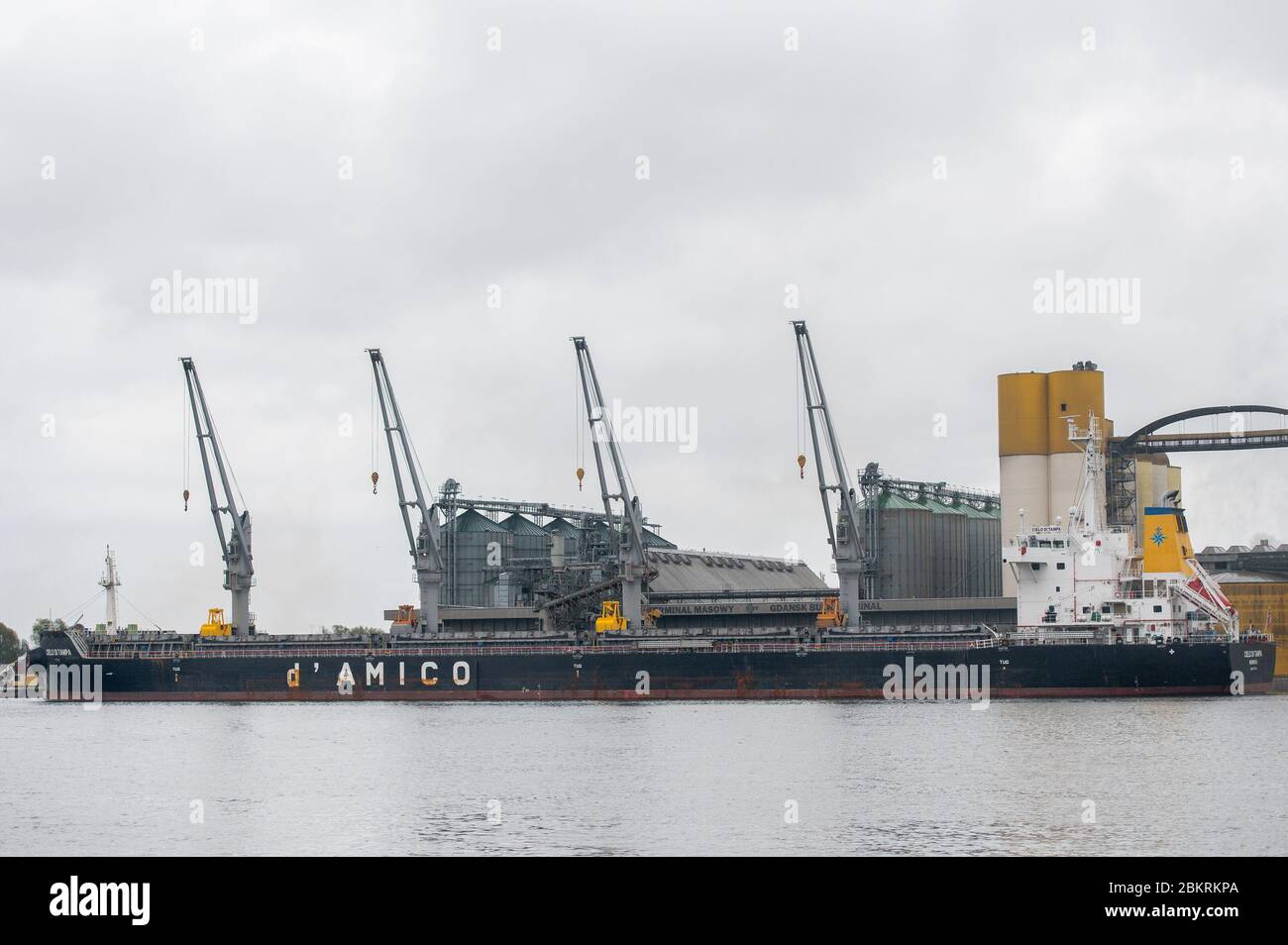 Danzica, Polonia. 5 maggio 2020. Nave Cielo di Tampa visto al Terminal di Gdanski Masowy GBT (Terminal di massa di Gdansk).la maggior parte delle aziende operano nel cantiere navale di Gdansk. Il più grande gruppo navale polacco 'Stocznia Remontowa' lavora ad alta velocità. Il portafoglio ha quasi 70 unità, sia per la costruzione, la ricostruzione e il rinnovo. I cantieri navali di proprietà dispongono di procedure restrittive per proteggere l'equipaggio e le persone che soggiornano nei loro locali contro l'infezione da coronavirus. Credit: Mateusz Slodkowski/SOPA Images/ZUMA Wire/Alamy Live News Foto Stock