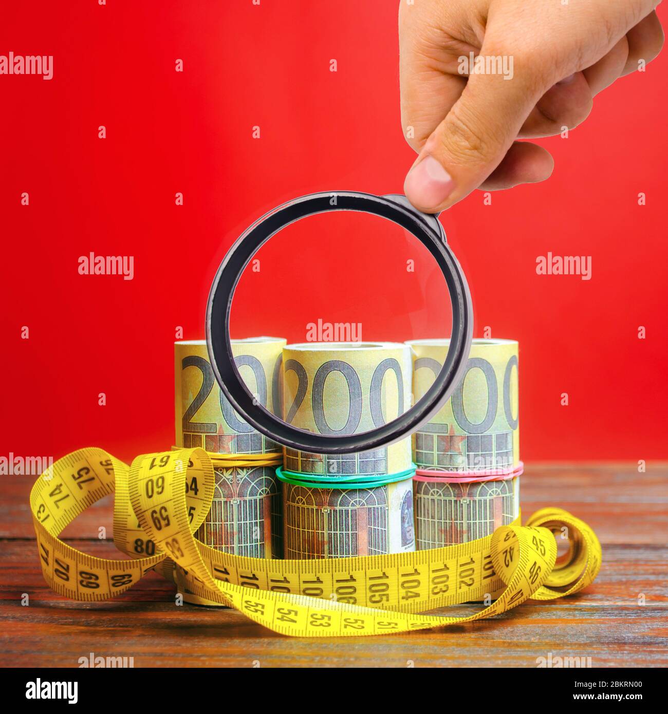 Euro fatture e metro a nastro. Il concetto di business e finanza. Analisi dei profitti e dei redditi. Capitale e budget. Risparmiare denaro. Pianificazione e gestione Foto Stock