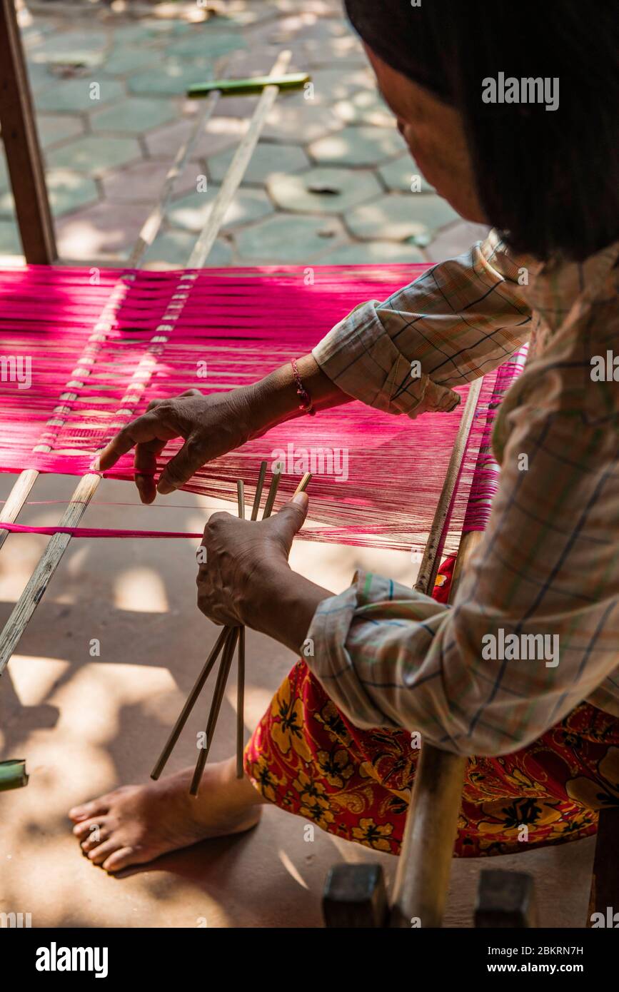 Cambogia, quartiere di Siem Reap, orfanotrofio di piccoli angeli e centro d'arte Khmer, ragazza che impara a tessere Foto Stock