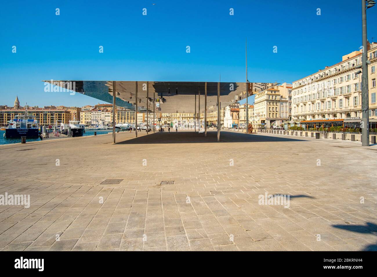 Francia, Bouches du Rhone, Marsiglia, Covid-19 o Coronavirus, Vieux Port, quai de la Fraternite, l'ombri?re dell'architetto Norman Foster Foto Stock