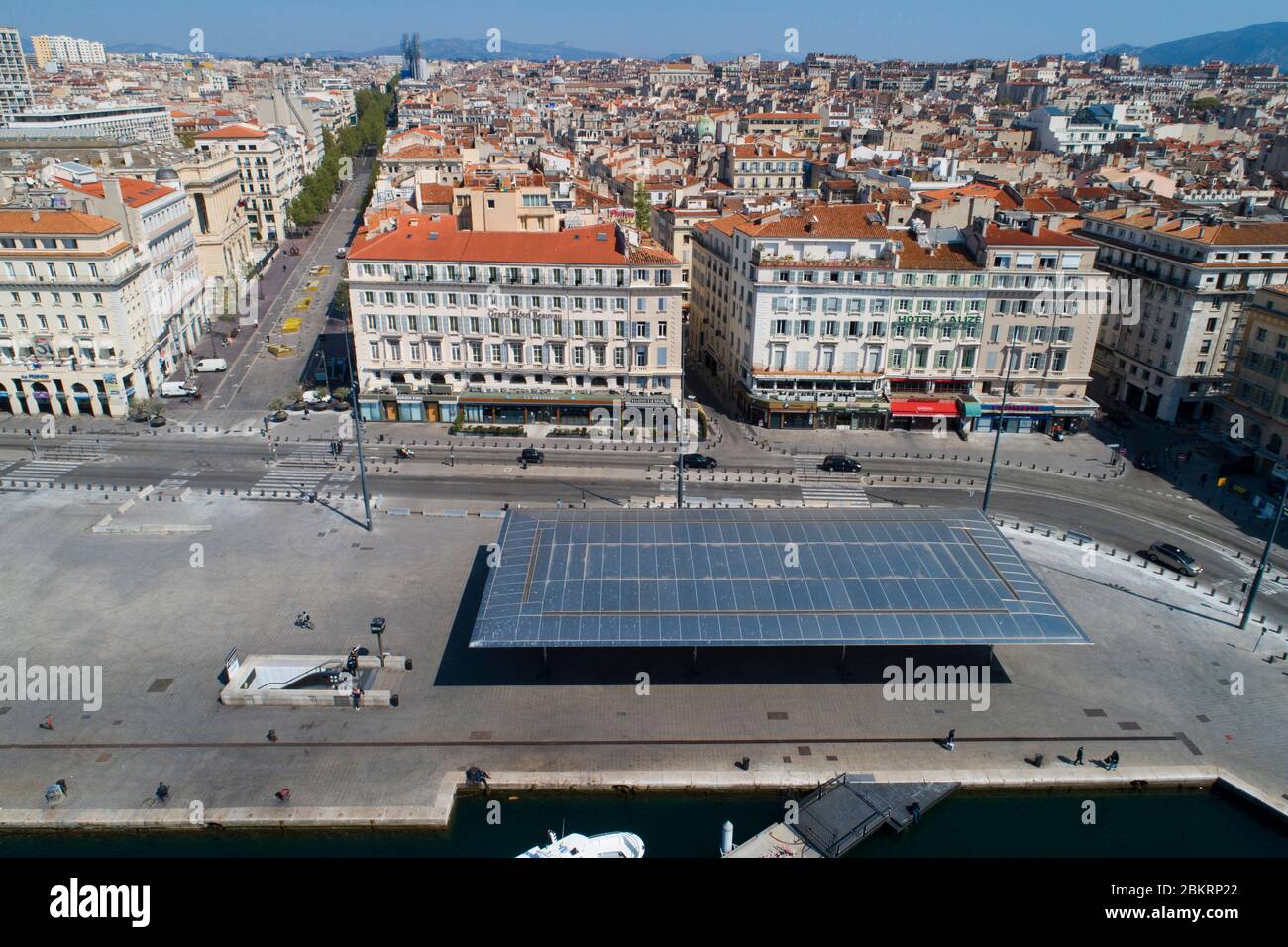 Francia, Bouches du Rhone, Marsiglia, Covid 19 o Coronavirus Lockdown, quai des belges, Porto Vecchio di Marsiglia in fondo al Canebi?re (vista aerea) Foto Stock