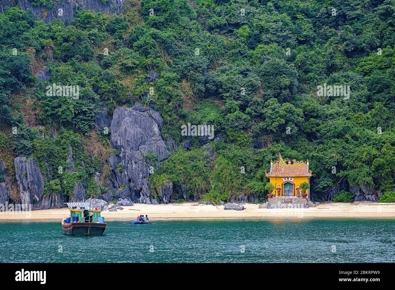 Vietnam, ha Long Bay un sito patrimonio mondiale dell'UNESCO, tempio dei pescatori nella baia Foto Stock