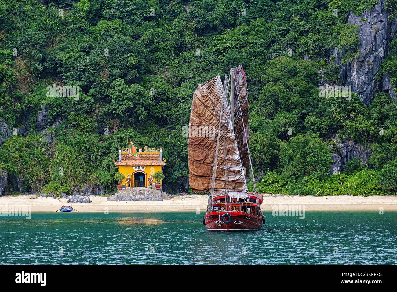 Il Vietnam, la baia di Ha Long un sito del Patrimonio Mondiale di UNESCO, immondizia barca nella baia di Ha Long Foto Stock