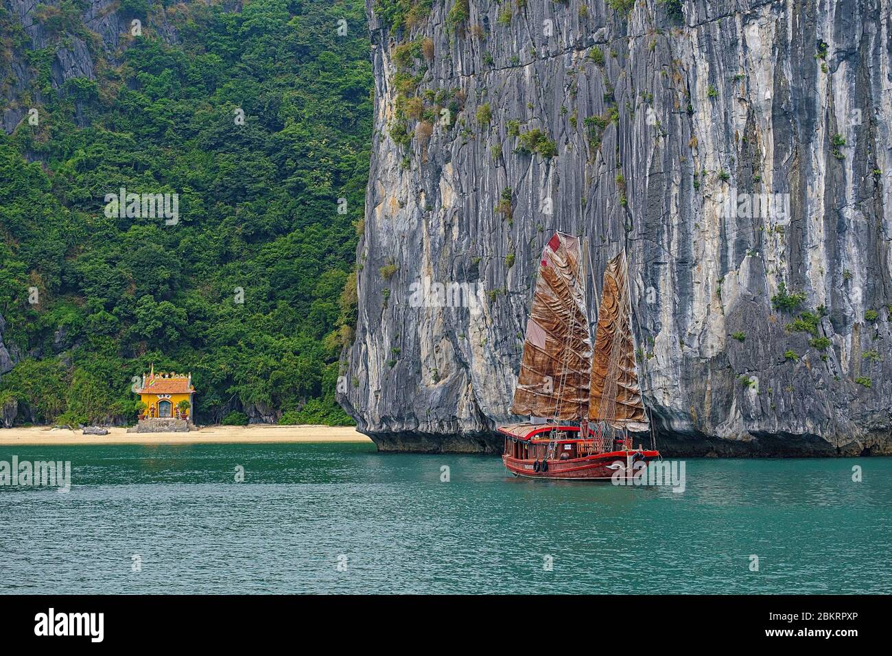 Il Vietnam, la baia di Ha Long un sito del Patrimonio Mondiale di UNESCO, immondizia barca nella baia di Ha Long Foto Stock