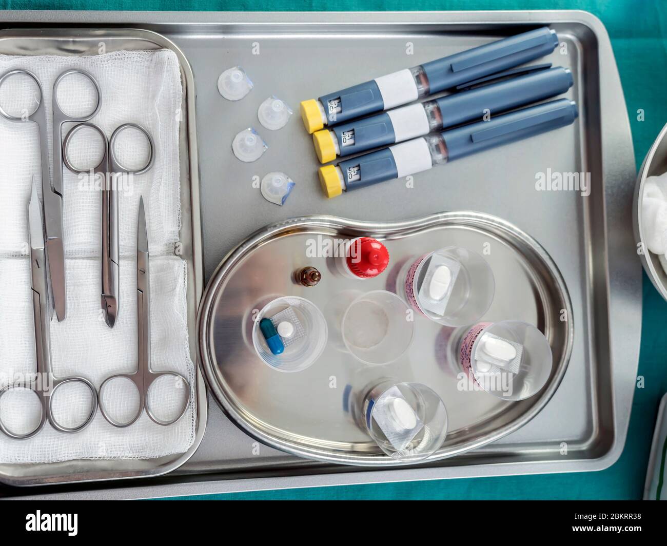 Penne per insulina e farmaci preparati per la somministrazione in un ospedale, immagine concettuale Foto Stock