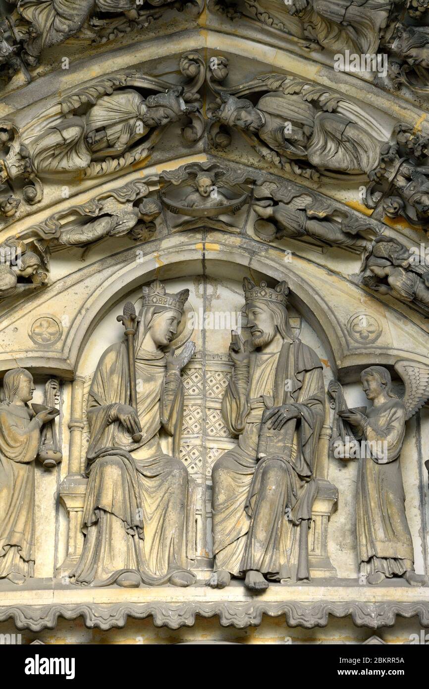 Francia, Aisne, Laon, la città alta, Notre-Dame de Laon cattedrale, architettura gotica, portale centrale, il coronamento della Vergine Foto Stock