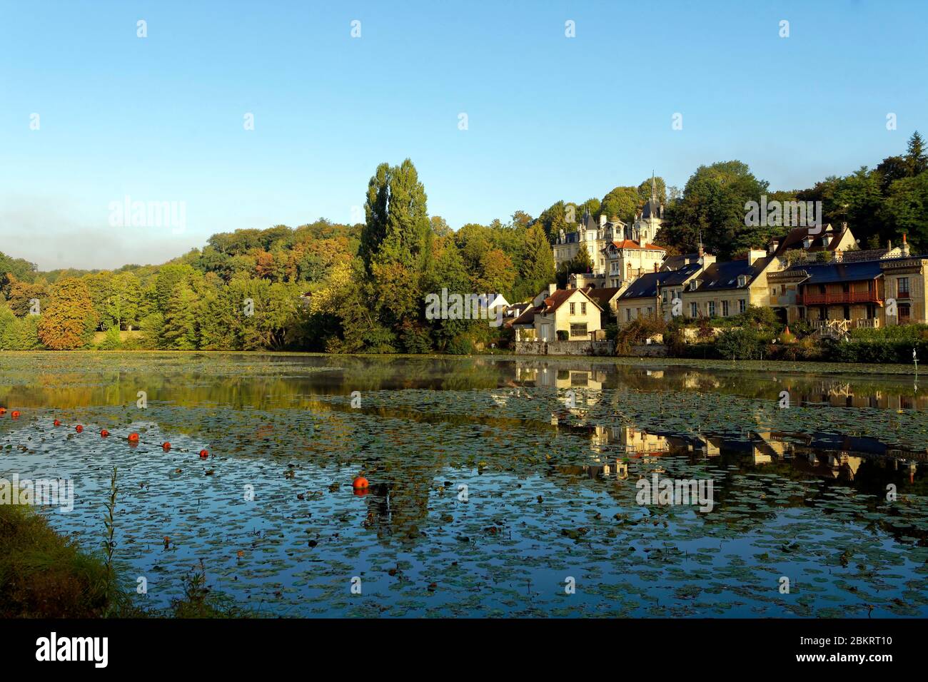 Francia, Oise, Pierrefonds, il lago e il villaggio Foto Stock