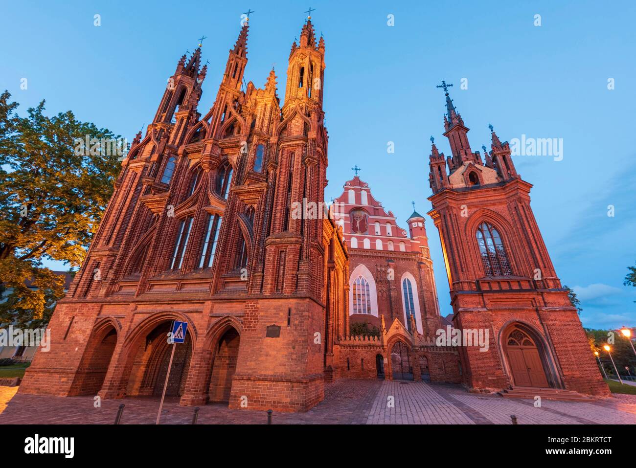 Lituania (Stati baltici), Vilnius, centro storico, patrimonio mondiale dell'UNESCO, chiese di Sant'Anna e San Francesco Foto Stock