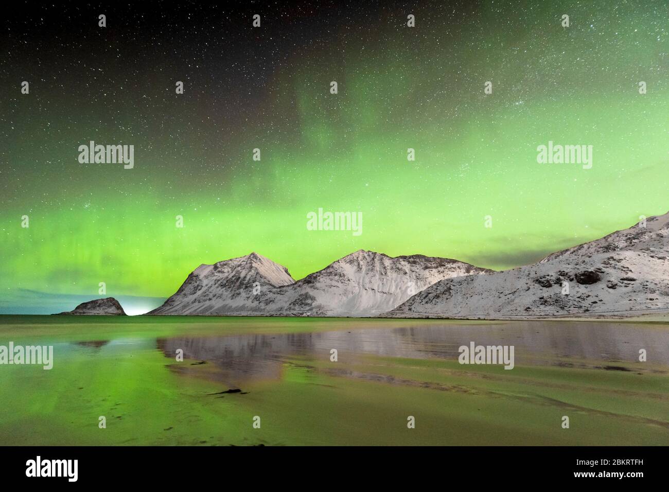 Norvegia, Contea di Nordland, Isole Lofoten, Haukland Beach, aurora boreale Foto Stock