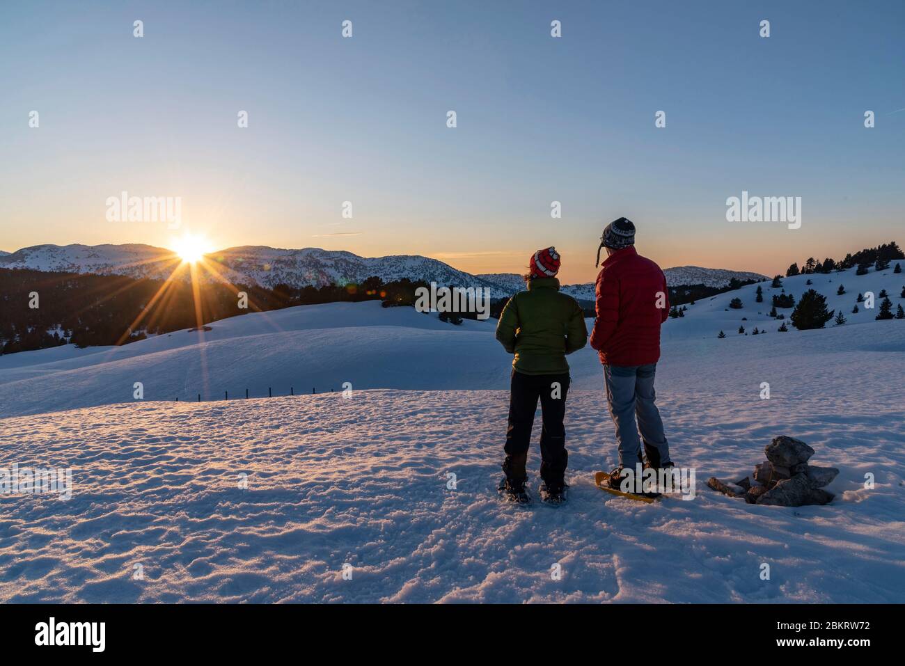 Francia, Drome, Parco Naturale Regionale del Vercors, Bergerie du Jardin du Roi, escursionisti che guardano il tramonto Foto Stock