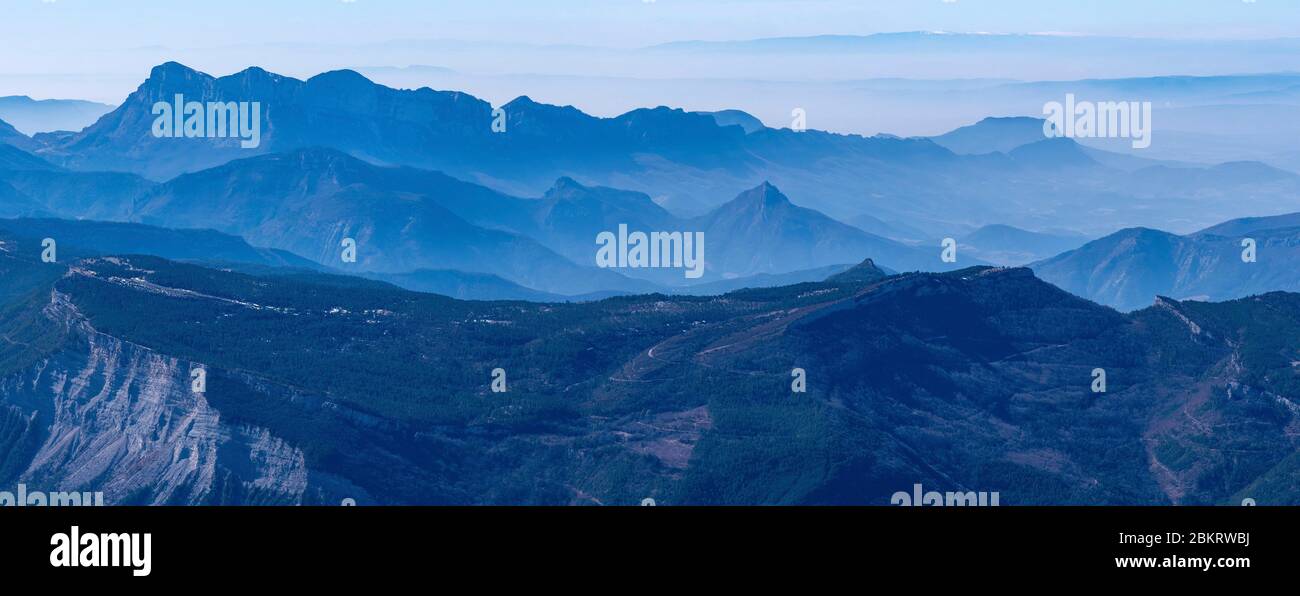 Francia, Drome, Parco Naturale Regionale del Vercors, Pi? Ferrer? (2041 m), vista panoramica delle colline Diois dalla cima Foto Stock