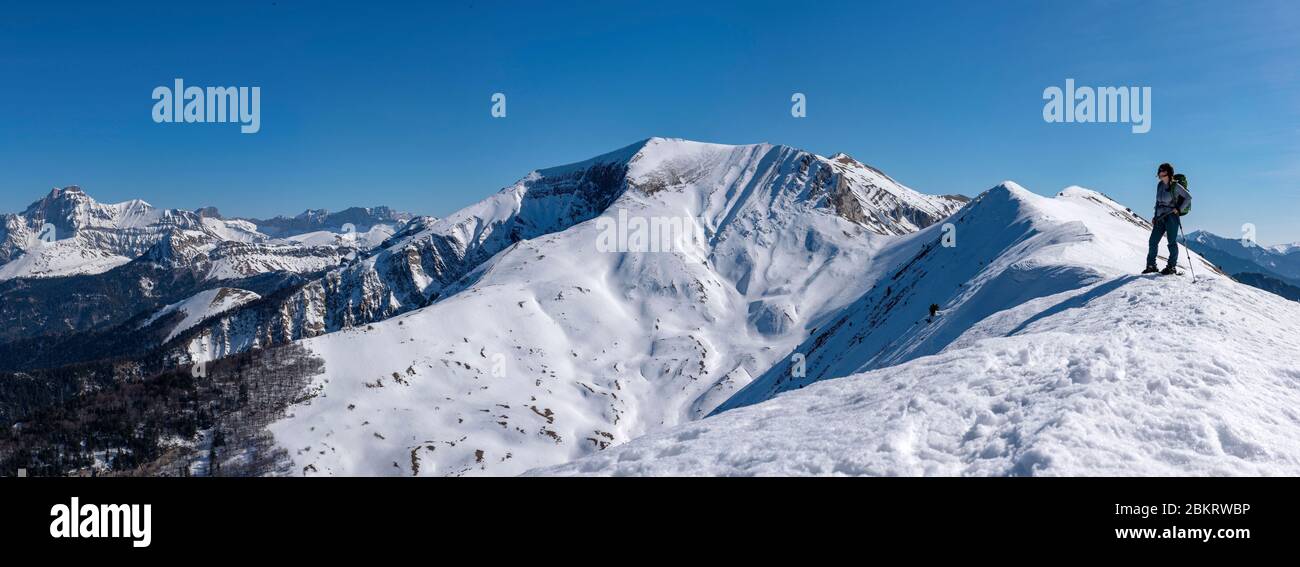 Francia, is?re (38), Parco Naturale Regionale del Vercors, Gibui Ridge, escursioni con racchette da neve, sullo sfondo il Jocou (2051 m) Foto Stock