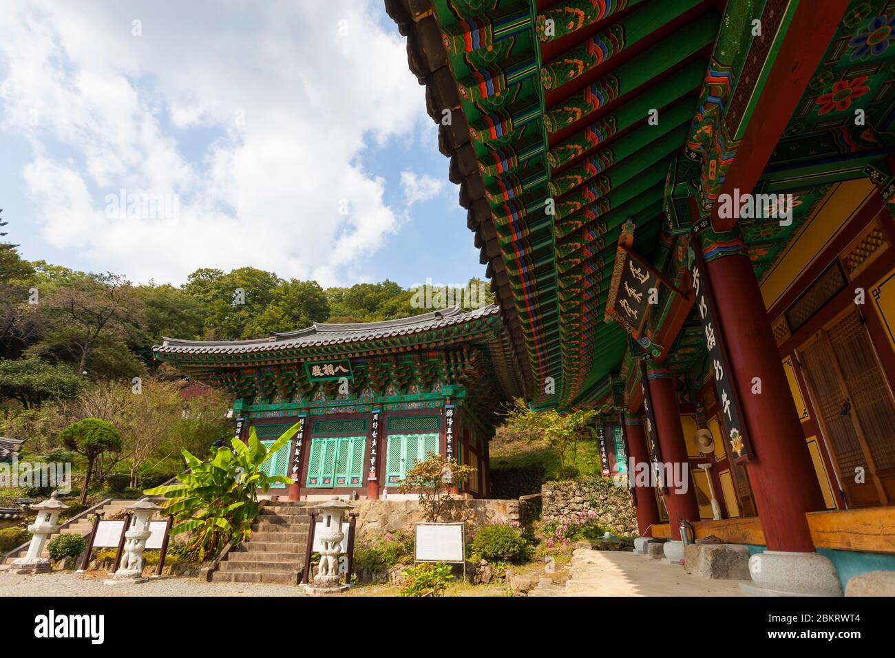 Corea del Sud, Provincia di Gyeongsang del Sud, Tempio di Ssanggyesa, Corea del Sud, Provincia di Gyeongsang del Sud, Tempio di Ssanggyesa, edificio, facciata e tetto in legno dipinto tradizionale Foto Stock