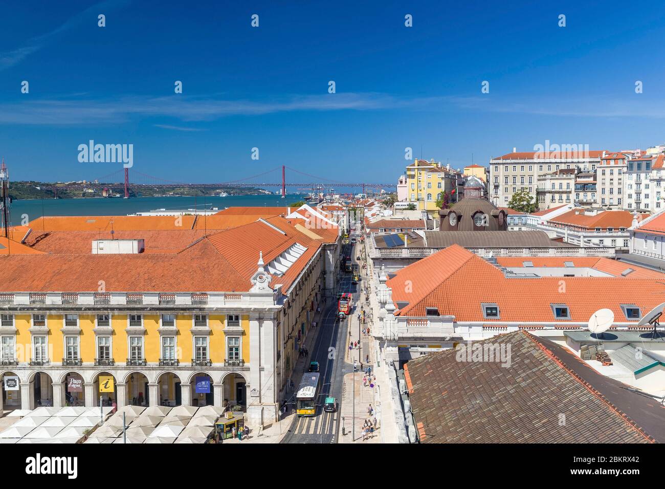 Portogallo, Lisbona, Baixa, gli edifici amministrativi di Place du Commerce e il ponte dell'aprile 25 sul Tagus Foto Stock