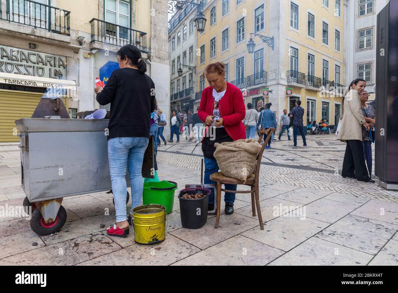 Portogallo, Lisbona, Baixa, venditori di castagne arrostite all'angolo di piazza Dom Pedro IV Foto Stock