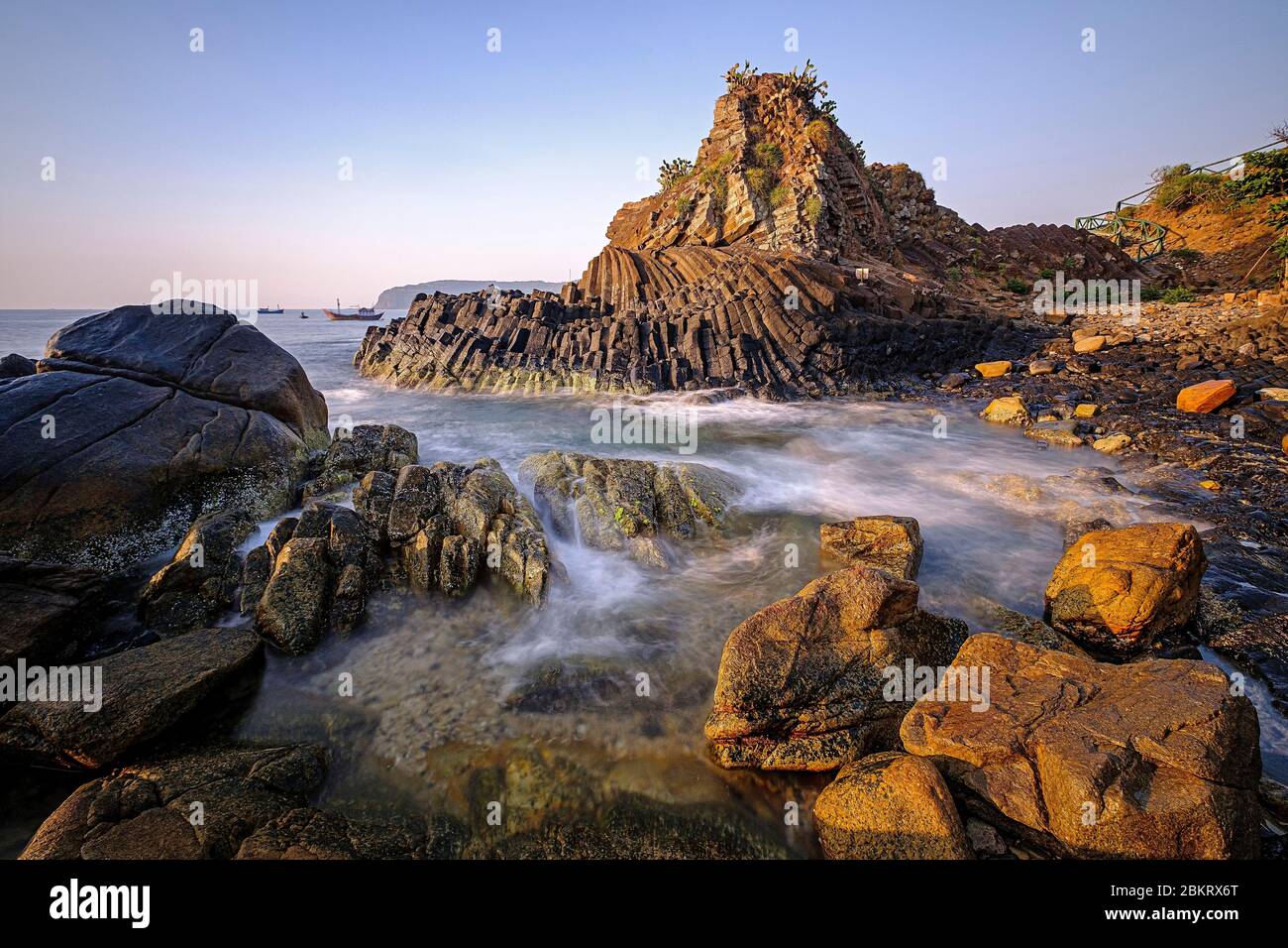 Vietnam, provincia di Phu Yen, Ganh da dia, colonne di roccia basaltica, la strada del gigante vietnamita Foto Stock