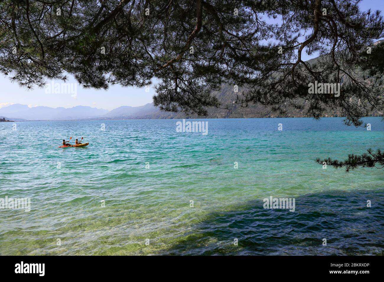 Francia, Savoia, Lac du Bourget, Aix-les-Bains, Riviera delle Alpi, canoa sul lago, verso la Pointe de l'Ardre Foto Stock