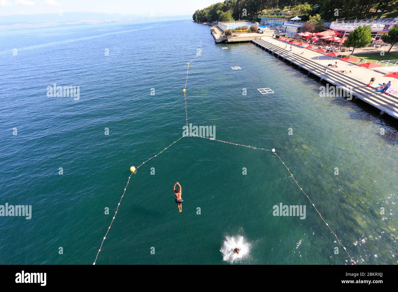 Francia, alta Savoia, Evian les Bains, piscina comunale, immersioni e salti nel Lago di Ginevra Foto Stock