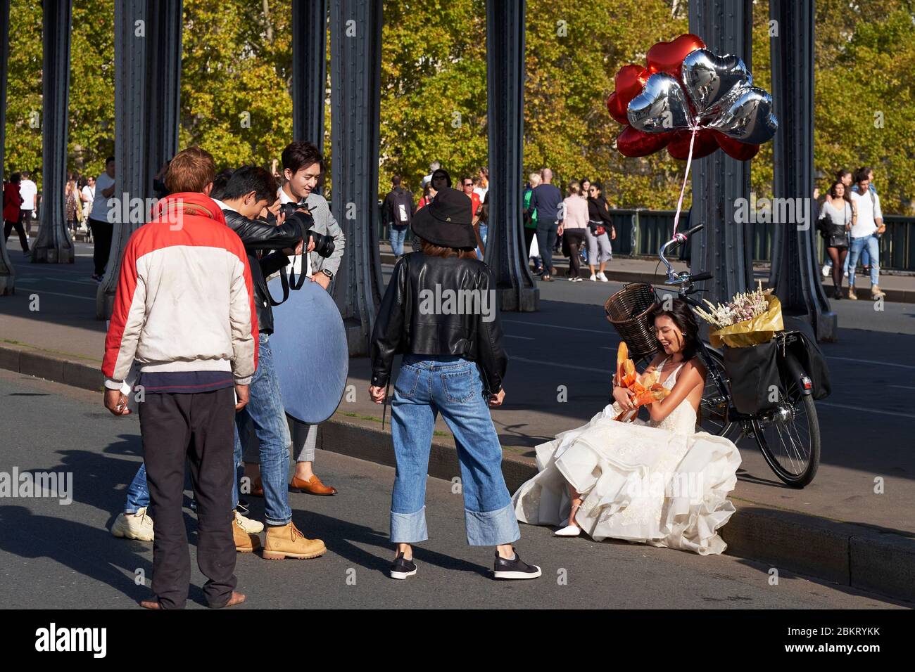 Francia, Parigi, matrimonio asiatico sul ponte di Bir Hakeim Foto Stock