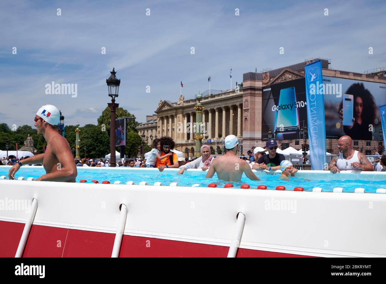 Francia, Parigi, Place de la Concorde trasformato in centro sportivo per la Giornata Olimpica di Parigi 2024, lezioni di nuoto Foto Stock