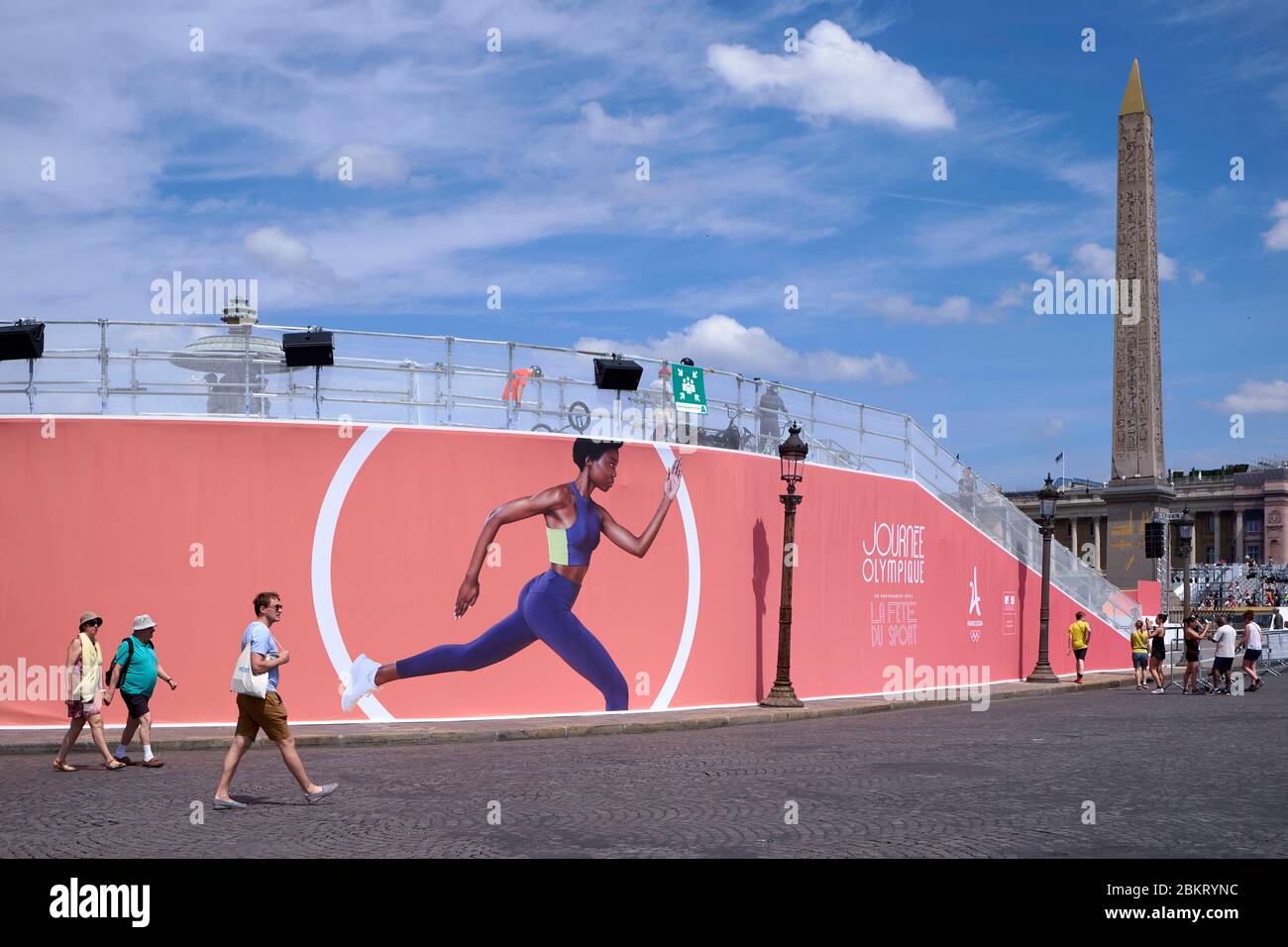 Francia, Parigi, Place de la Concorde si trasformarono in un centro sportivo per la Giornata Olimpica di Parigi del 2024 Foto Stock