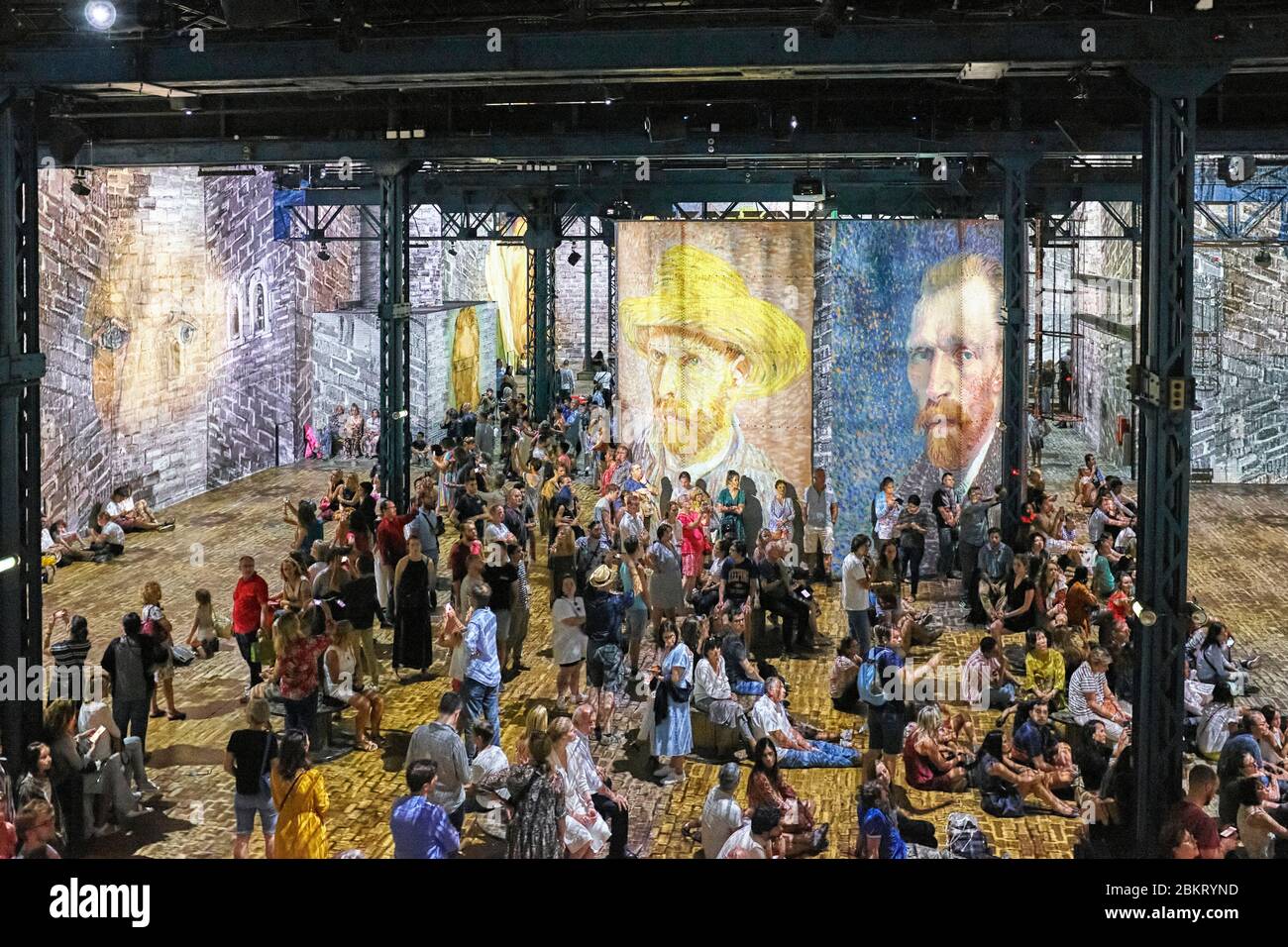 Francia, Parigi, Ateliers des Lumieres, mostra digitale, Van Gogh, la notte stellata, una creazione Gianfranco Iannuzzi, Renato Gatto, Massimiliano Siccardi Foto Stock