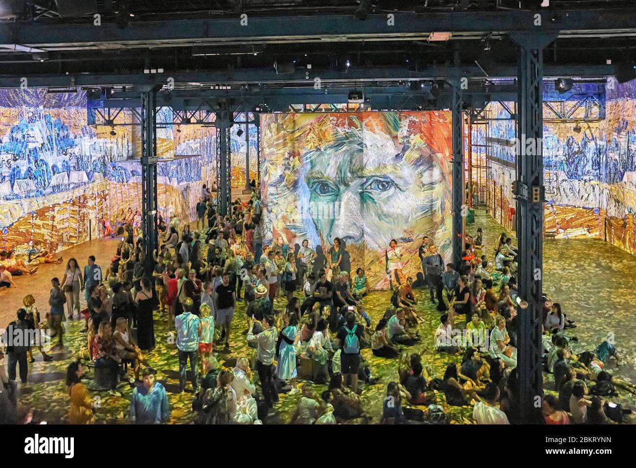 Francia, Parigi, Ateliers des Lumieres, mostra digitale, Van Gogh, la notte stellata, una creazione Gianfranco Iannuzzi, Renato Gatto, Massimiliano Siccardi Foto Stock