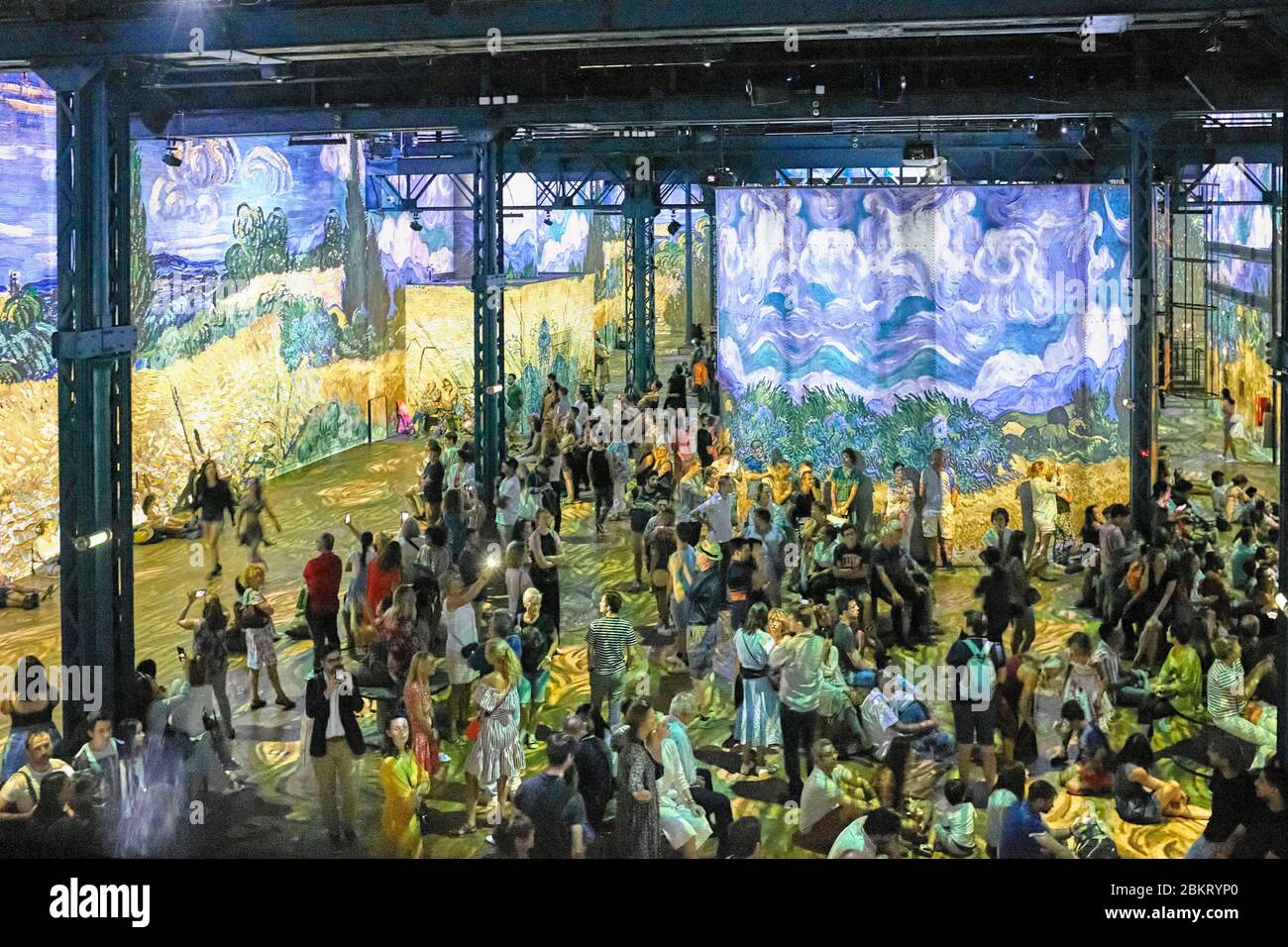 Francia, Parigi, Ateliers des Lumieres, mostra digitale, Van Gogh, la notte stellata, una creazione Gianfranco Iannuzzi, Renato Gatto, Massimiliano Siccardi Foto Stock