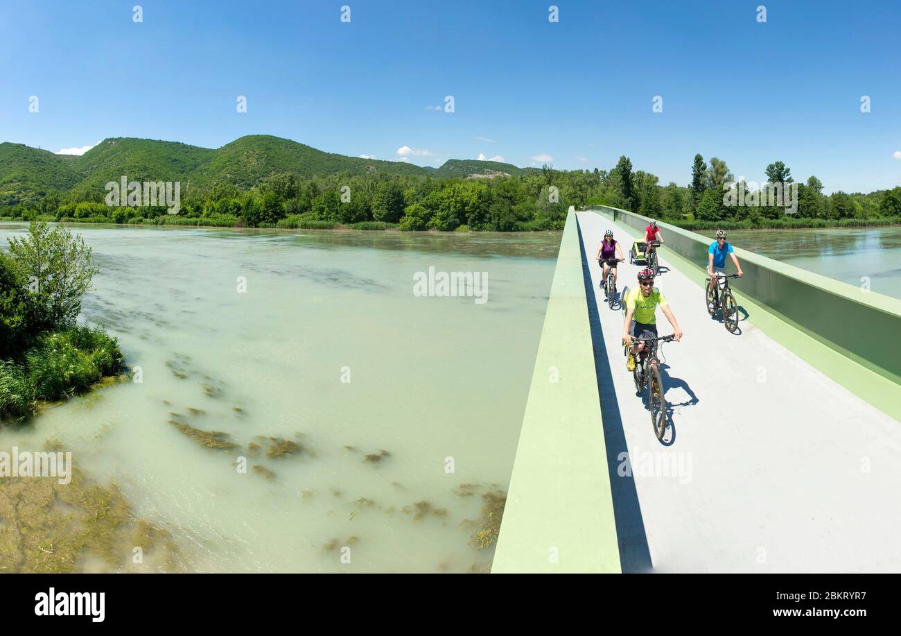 Francia, Drome Loriol sur Drome, ViaRhona, ciclisti sulla passerella metallica alla confluenza dei fiumi Drome e Rhone Foto Stock