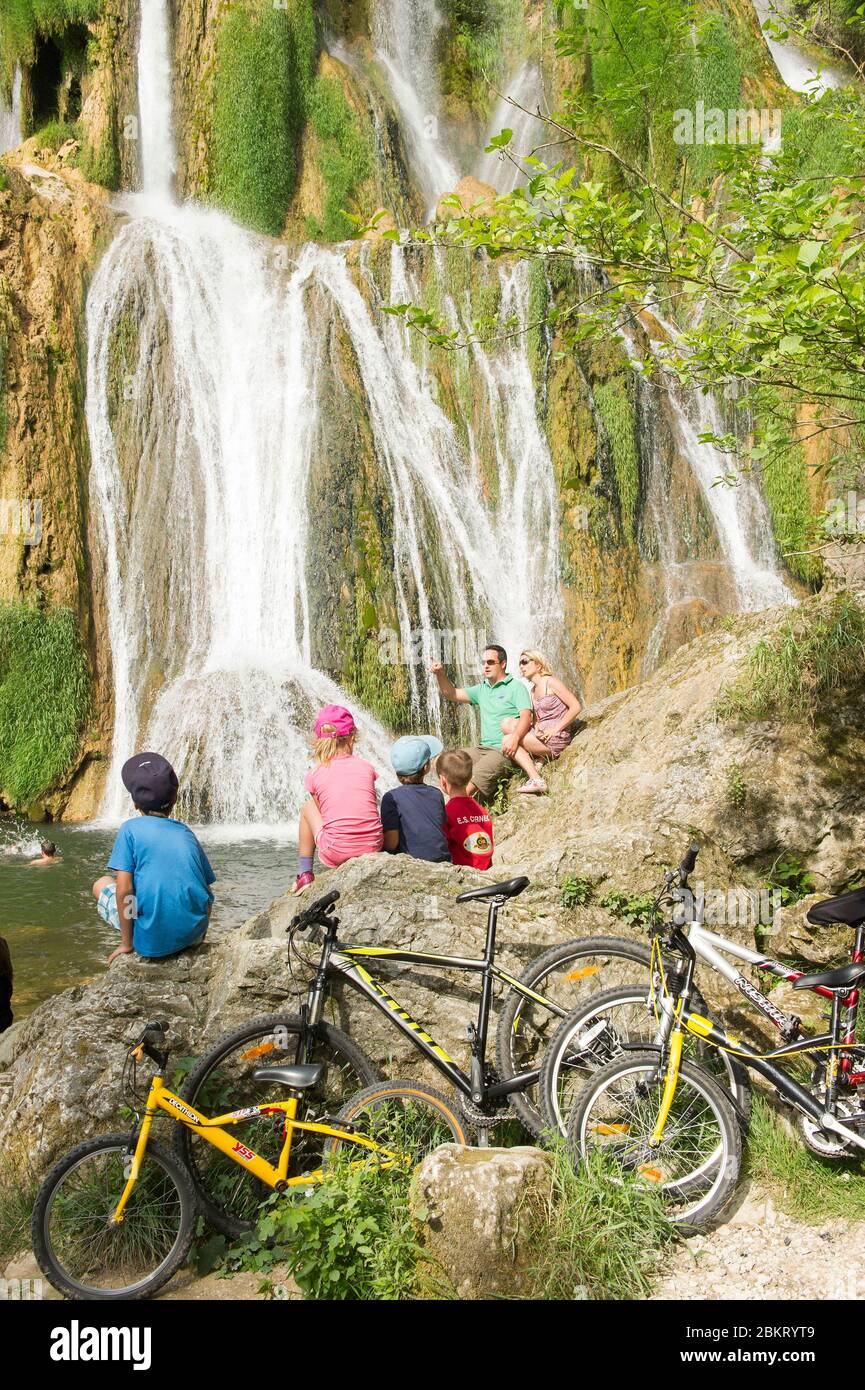 Francia, Ain Bregnier Cordon, ViaRhona, piccola famiglia che gode della freschezza della cascata Glandieu Foto Stock