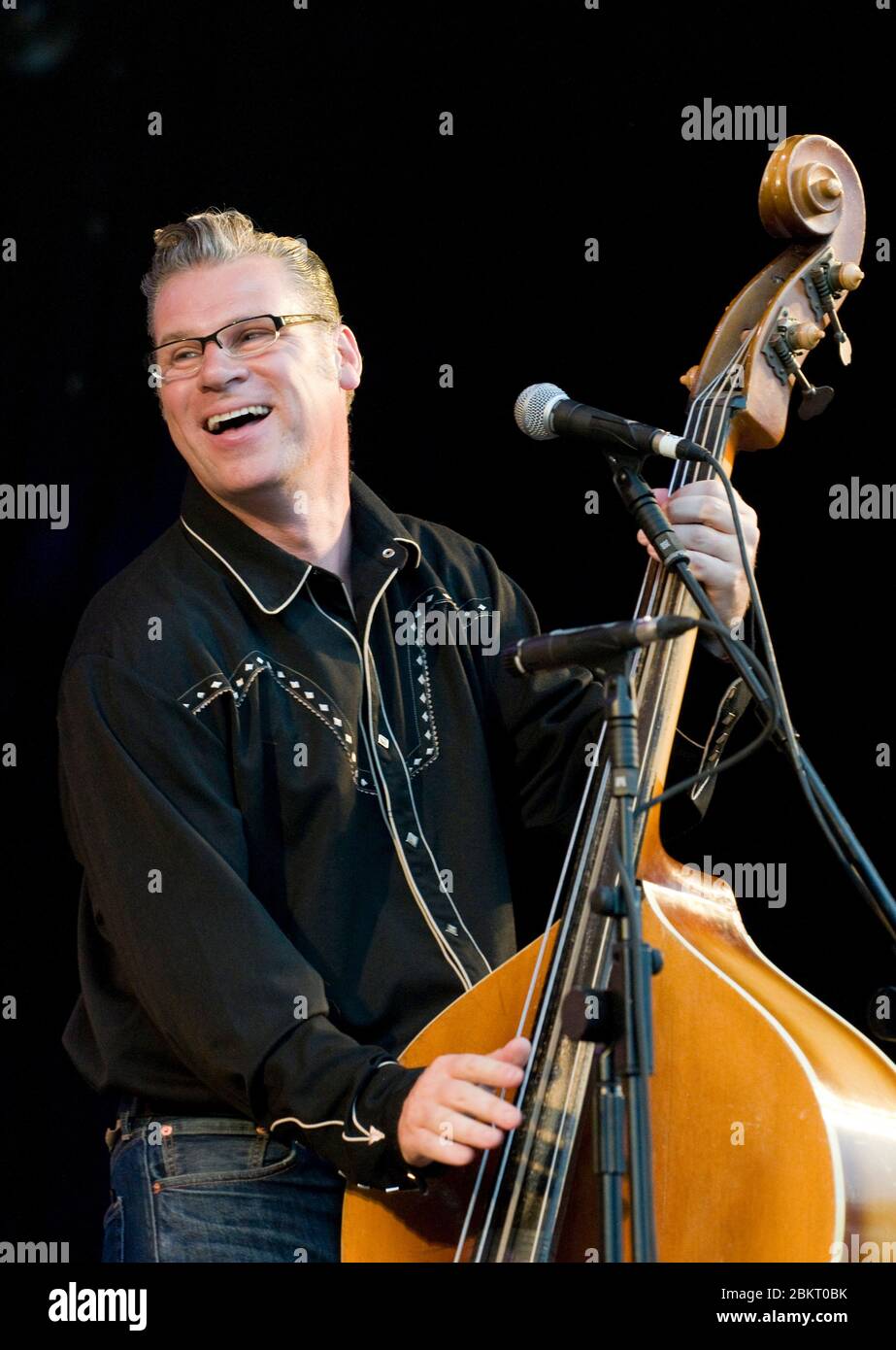 Il critico e musicista britannico Mark Kermode suona il basso con il gruppo di skiffle i fratelli Dodge al Festival della Convention di FAirport 14 agosto 2009. Foto Stock