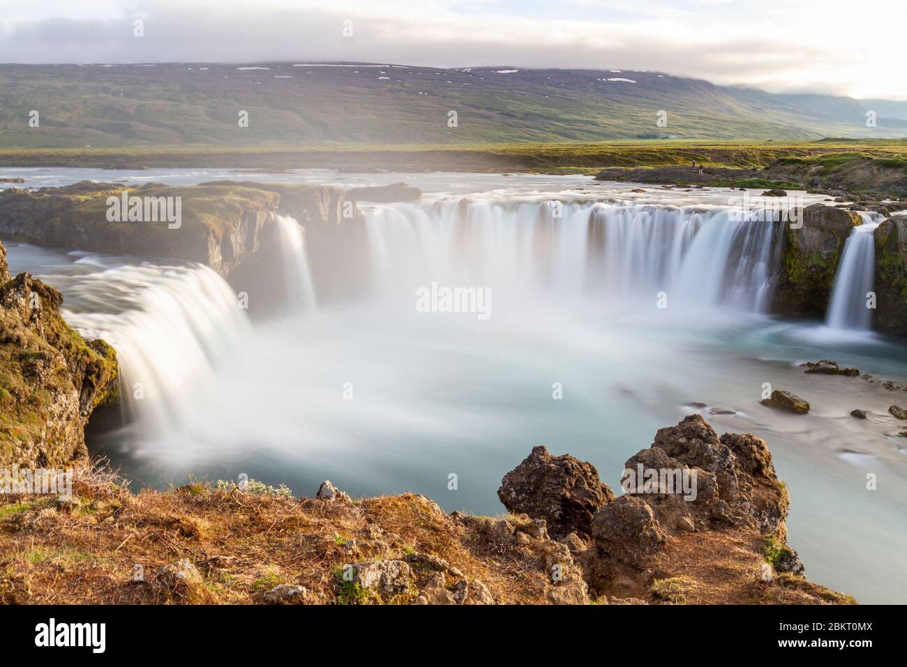 Lunga esposizione della cascata di Goðafoss, una caduta di 12 m attraverso 30m del fiume Skjálfandafljót Islanda. Foto Stock