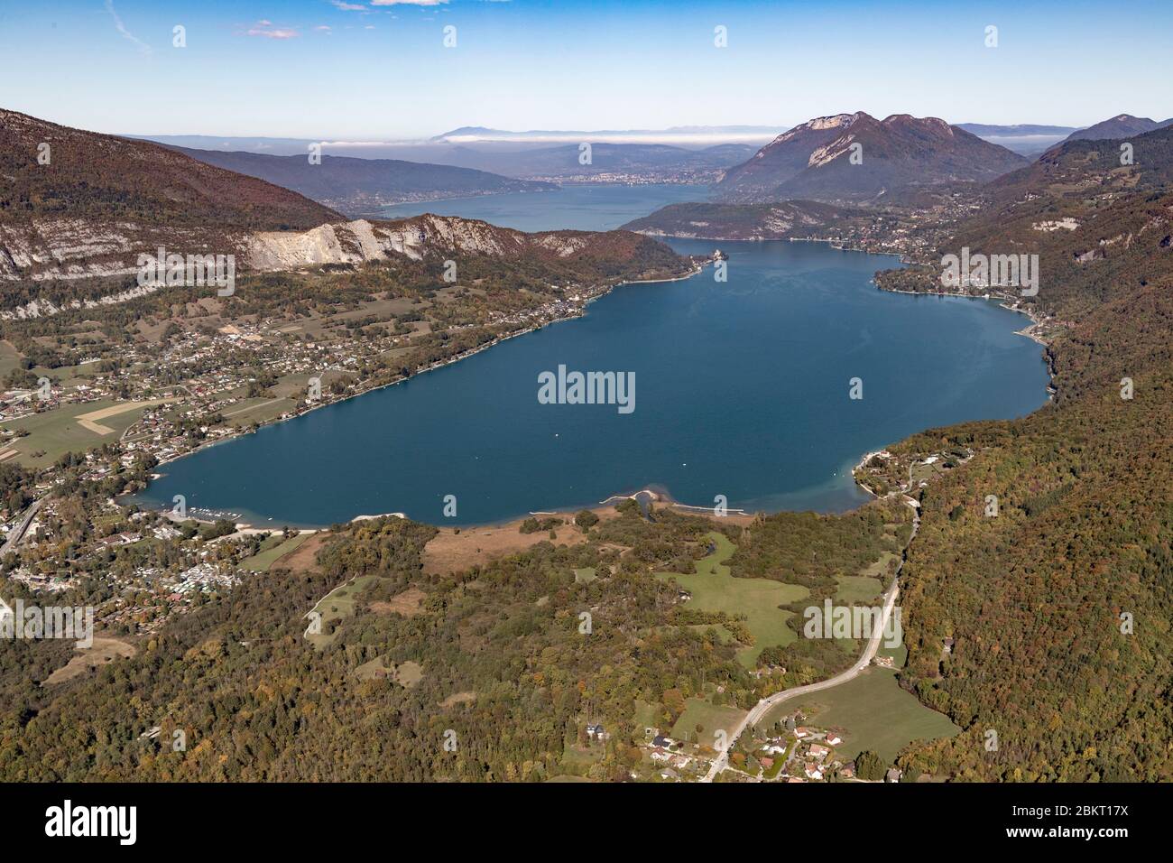 Francia, alta Savoia, Lago di Annecy visto dalla fine del lago (vista aerea) Foto Stock