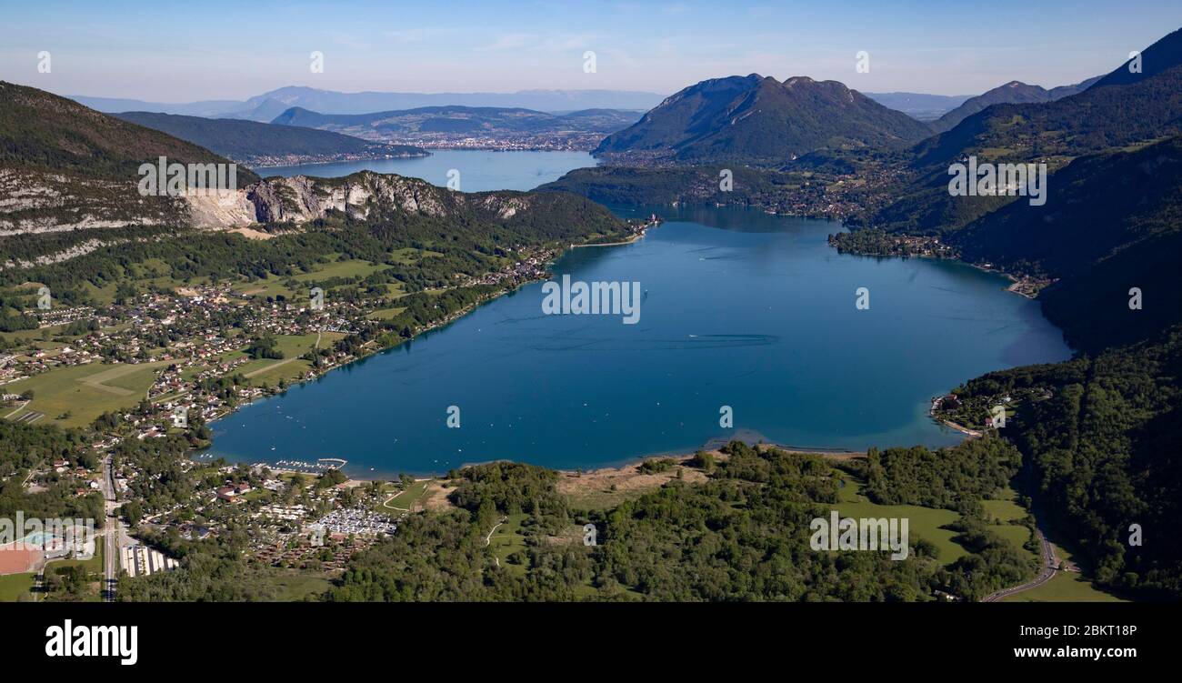 Francia, alta Savoia, Lago di Annecy visto dalla fine del lago (vista aerea) Foto Stock