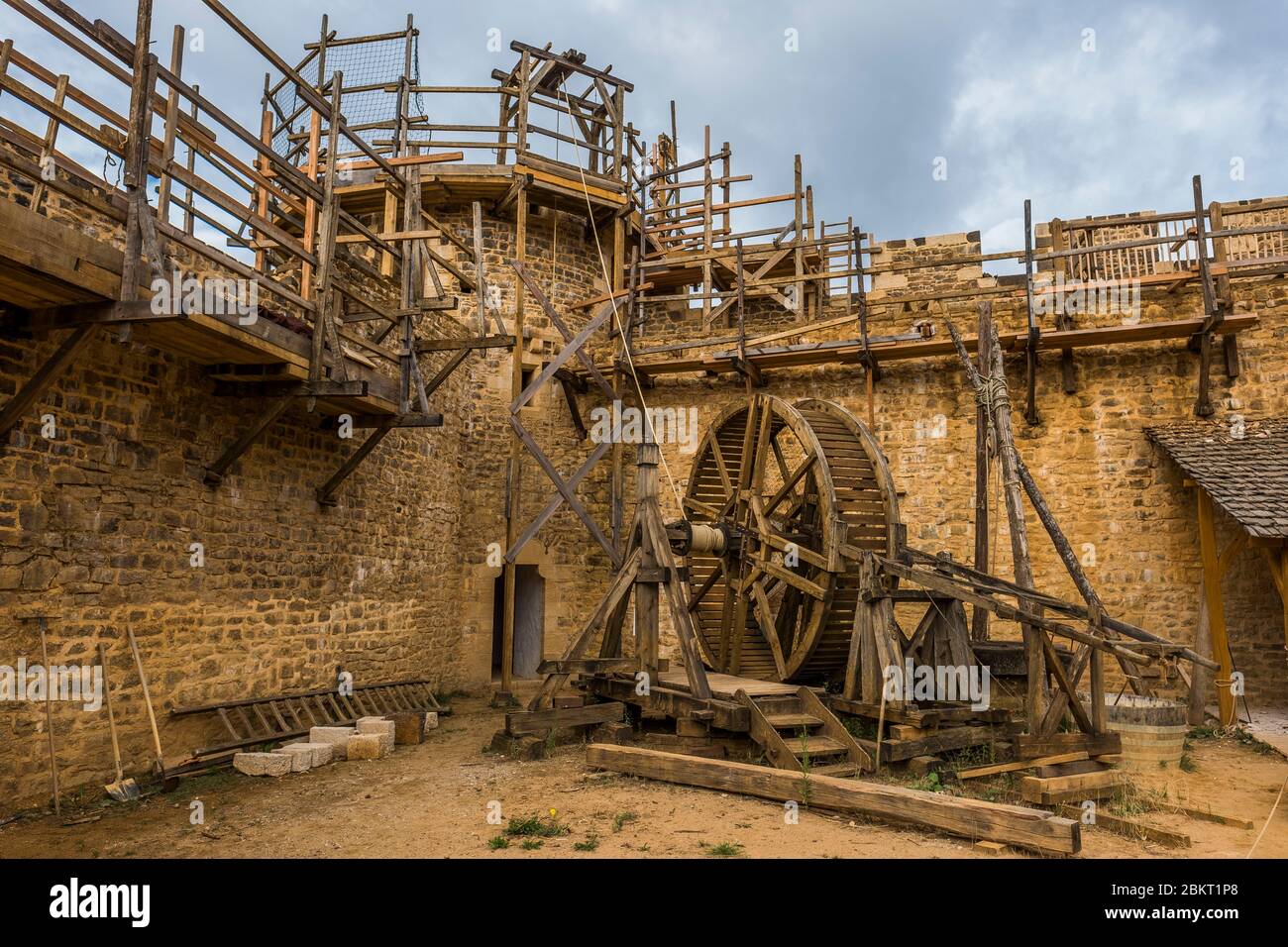 Francia, Yonne (89), Treigny, castello di GU?delon, edificio medievale sito Foto Stock