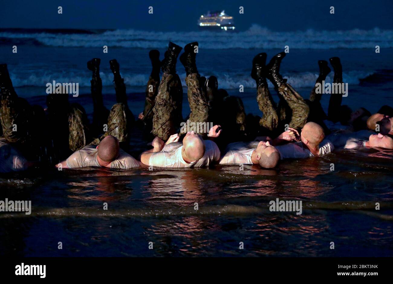 I candidati DELLA MARINA statunitense ESEGUONO un allenamento fisico durante il test di immersione in surf, parte del corso di demolizione/SILLABAZIONE sottomarina di base presso il Naval Special Warfare Center il 4 maggio 2020 a Coronado, California. La formazione di selezione e valutazione è stata sospesa a causa della pandemia di coronavirus COVID-19 ed è stata ora ripresa l'attuazione delle linee guida mediche. Foto Stock