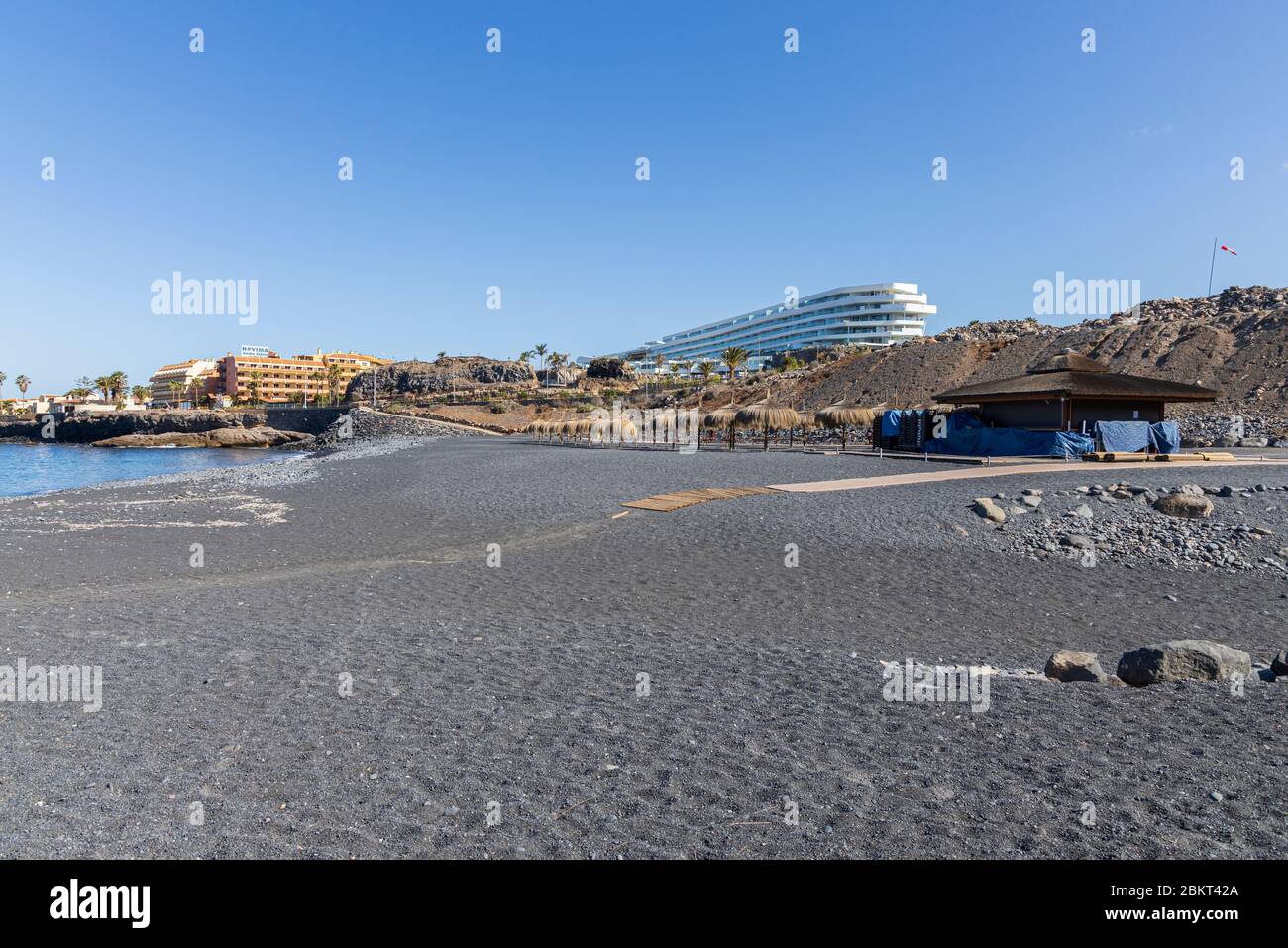 Deserta Playa Enramada e Hotel Royal Hideaway a la Caleta durante il covid 19 lockdown nella zona turistica di Costa Adeje, Tenerife, Canarie Foto Stock