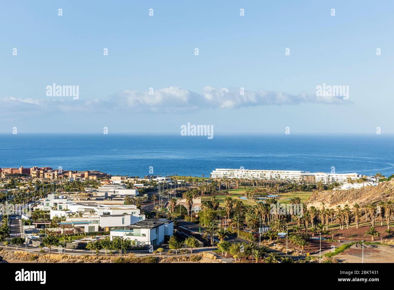 Vista aerea su la Caleta, il campo da golf Costa Adeje e la costa durante il covid 19 lockdown nella zona turistica di Costa Adeje, Tenerife, CA Foto Stock