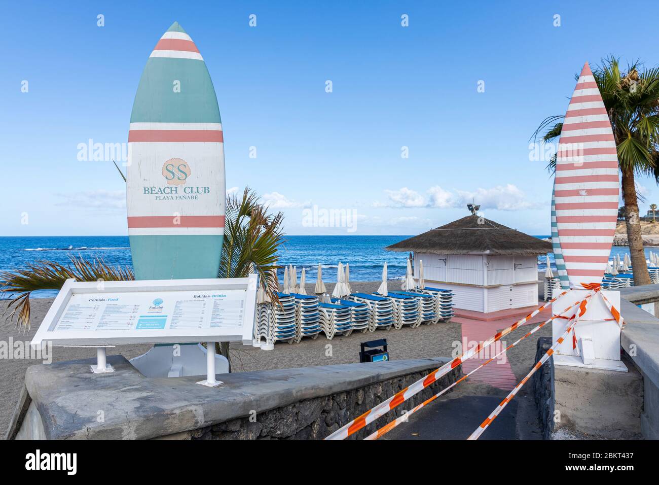 Tavole da surf all'ingresso di un bar chiuso sulla spiaggia di Playa Fanabe durante il covid 19 lockdown nella zona turistica di Costa Adeje, Tenerife, CAN Foto Stock
