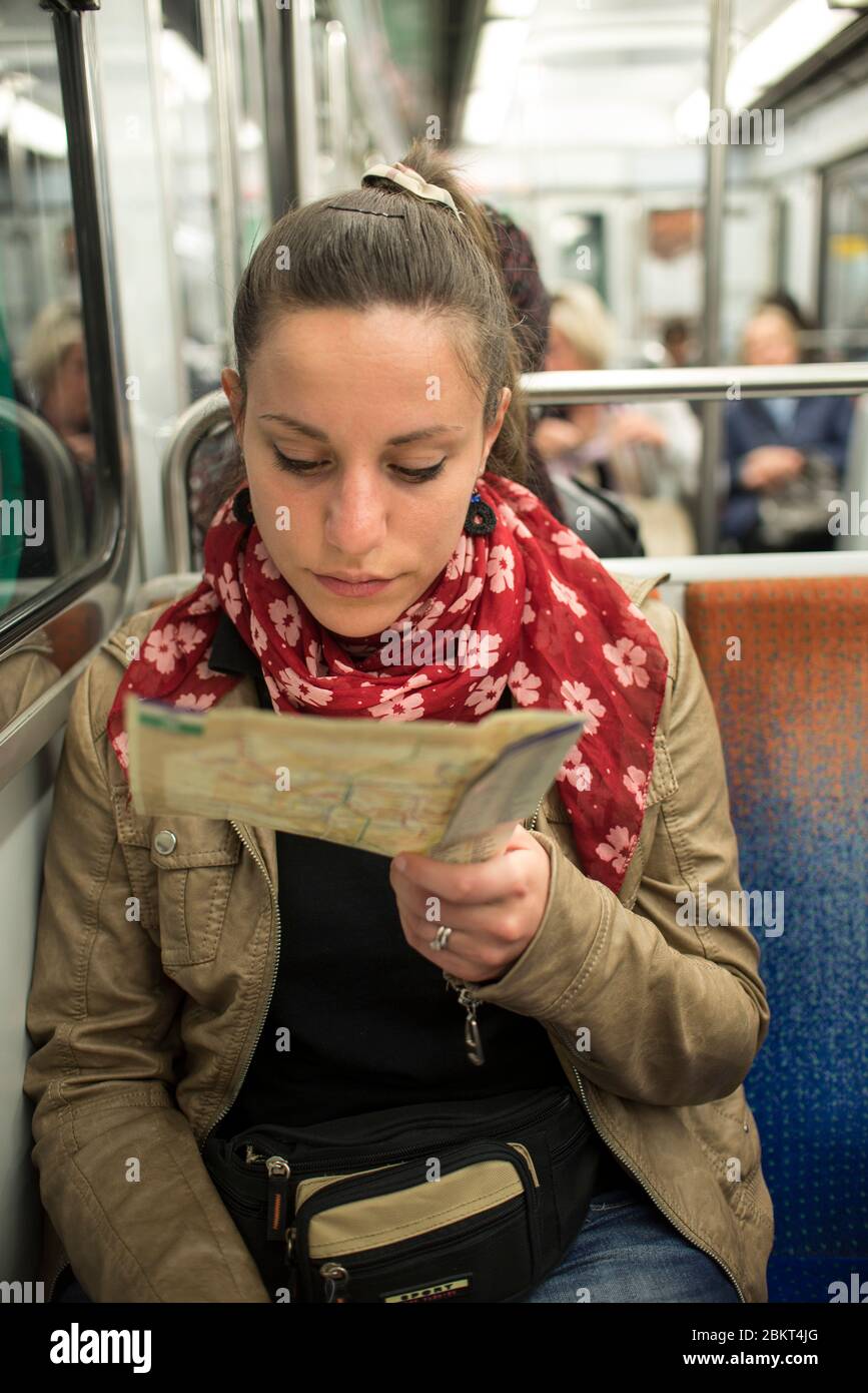 Giovane turista donna viaggia sulla metropolitana esaminando la mappa della città. Foto Stock
