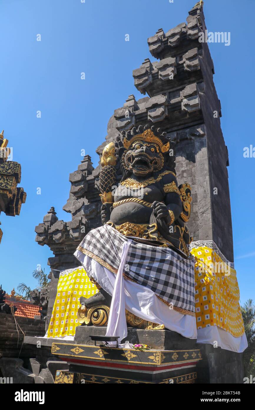 Statua dello spirito balinese che custodisce un tempio indù Tanah Lot. Statua in pietra che protegge il cancello del tempio sull'isola di Bali, Indonesia. Tradizioni e cu Foto Stock