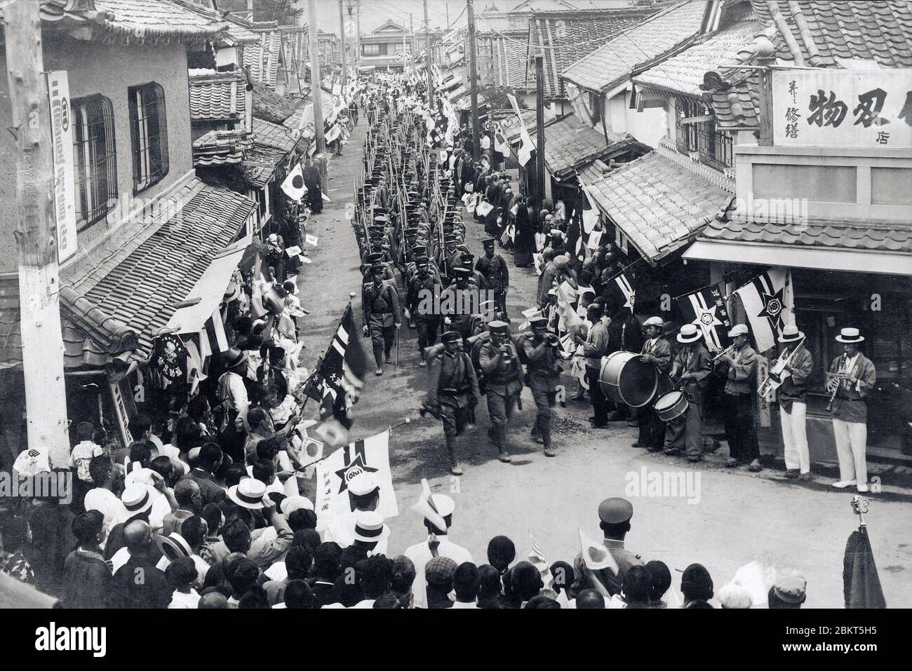 [ 1930 Giappone - Parata militare Giapponese ] - Parata di soldati giapponesi che vanno in guerra. cartolina vintage del xx secolo. Foto Stock